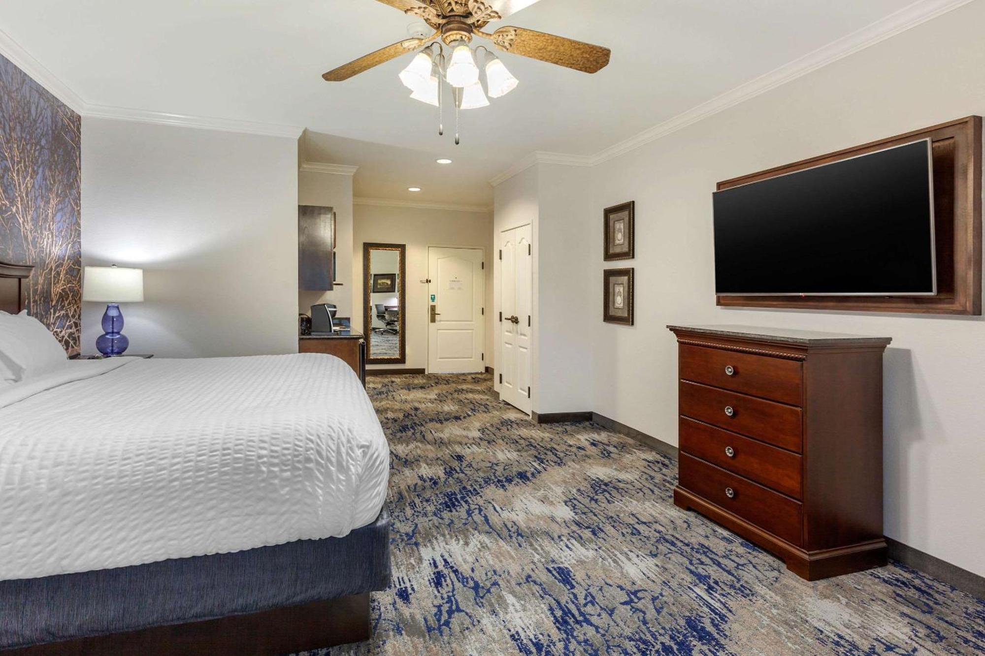 Clarion Pointe Sulphur Springs Exterior photo
