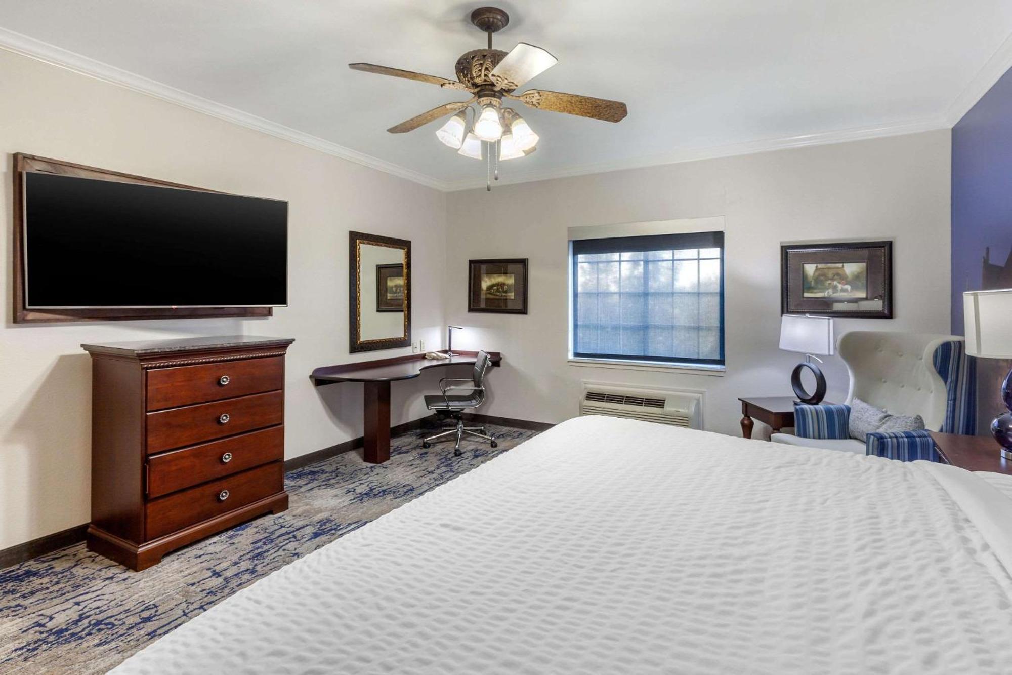 Clarion Pointe Sulphur Springs Exterior photo